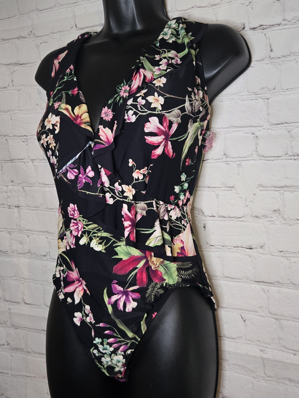 Carmen Marc Valvo Women's Botanical Ruffle One-Piece Swimsuit Size 12 Travel